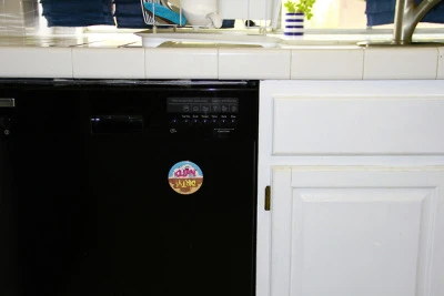 “If you have a dishwasher, you need this!”
1970s-retro-inspired, illustrated characters and hand lettering on a reversible dishwasher magnet. Always know if your dishes are clean or dirty with this fun, colorful, product by Noël ILL.